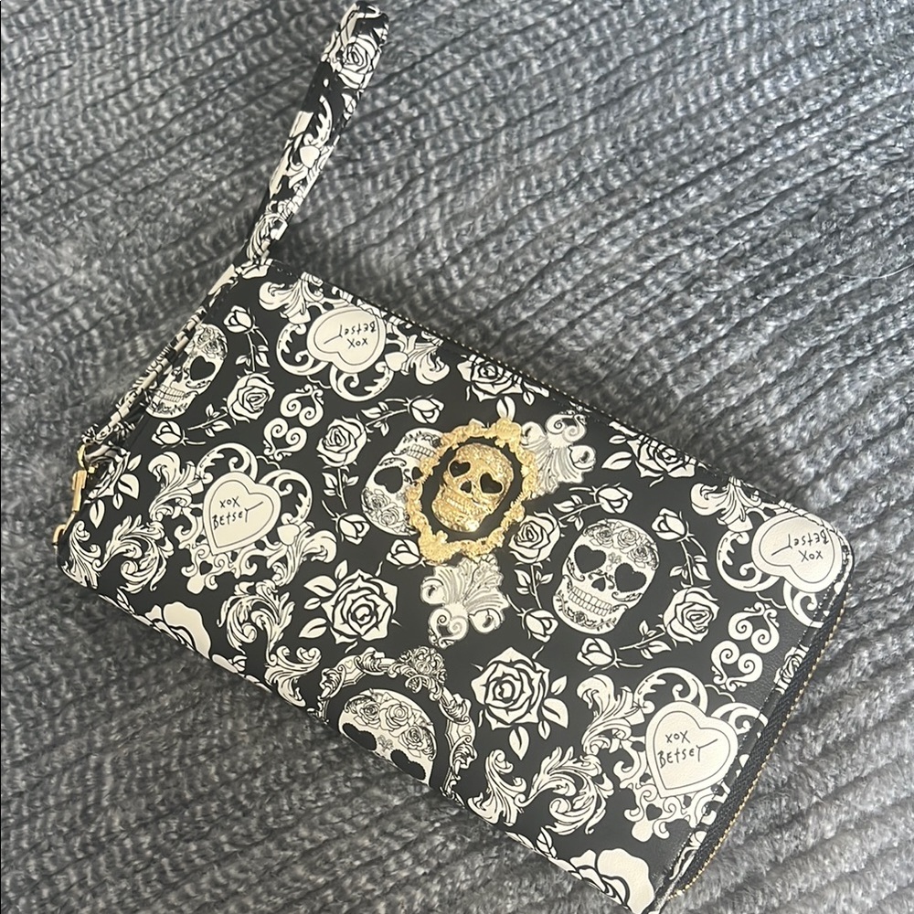 Betsey Johnson Black Skull Print Wristlet